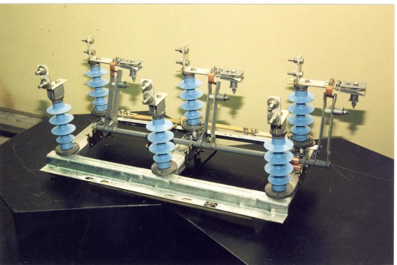 Разъединитель РЛНД-1-10Б/400 НУХЛ1 и приводом ПРГ-2Б УХЛ1 ЗЭТО